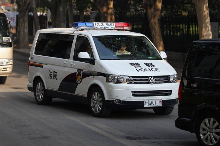 Инцидент в Китай: Мъж се вряза с мотокар в тълпа (ВИДЕО 18+)
