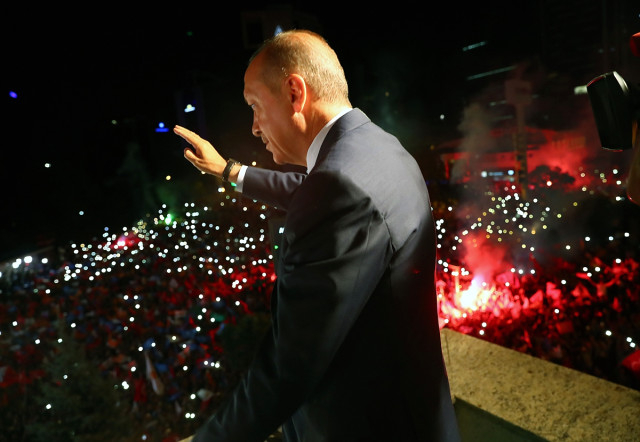 Инцидент с дете прекъсна победната реч на Ердоган, той остави микрофона и се завтече към болница (СНИМКИ/ВИДЕО)