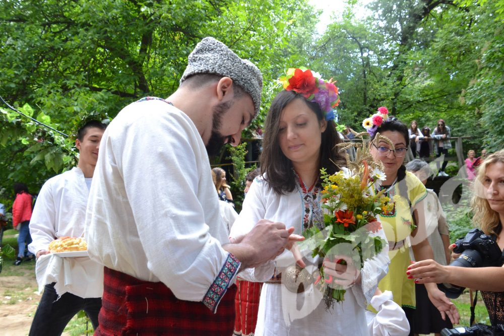 За уникалната сватбата на Деси и Венелин навръх Еньовден в Търновско ще се говори дълго време (СНИМКИ)
