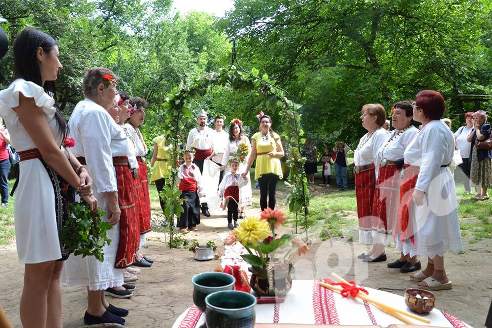 За уникалната сватбата на Деси и Венелин навръх Еньовден в Търновско ще се говори дълго време (СНИМКИ)