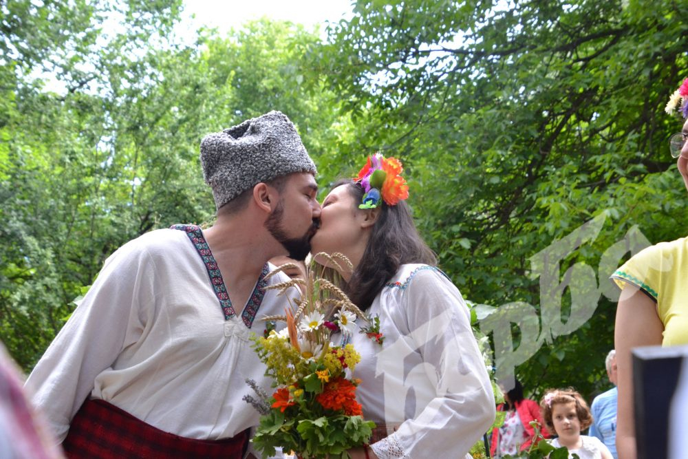 За уникалната сватбата на Деси и Венелин навръх Еньовден в Търновско ще се говори дълго време (СНИМКИ)