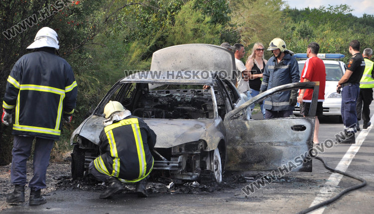 "Крайслер" изгоря като факла пътя от Димитровград (СНИМКИ)