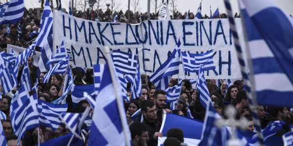Гръцки националисти атакуваха с камъни полицията в Солун при протест