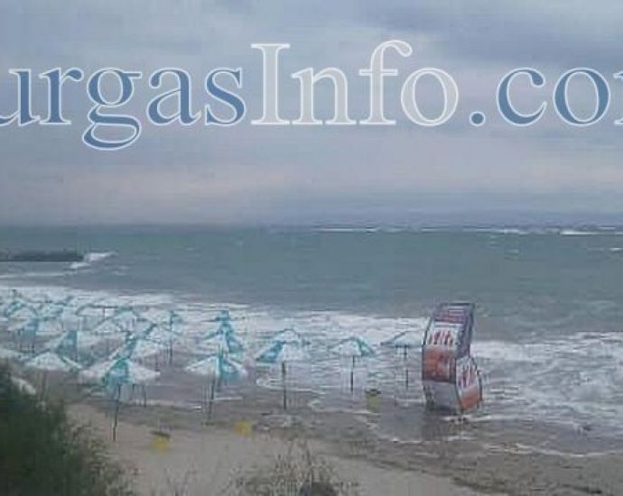 Морето завря от бурен вятър, вълните заливат плажа в Поморие (СНИМКИ) 