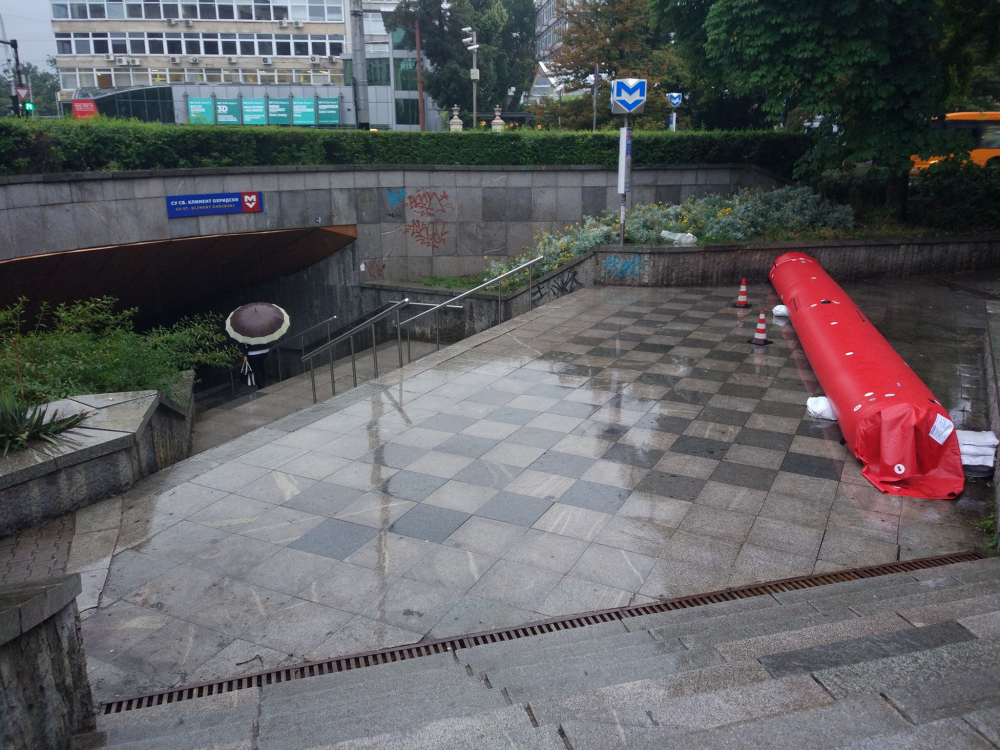 Само в БЛИЦ: Никога досега в София не е виждано такова странно съоръжение за предотвратяване на наводнение! (СНИМКА)