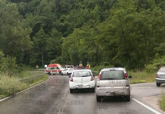 Зверски удар край Банско: Линейка смаза кола - има затисната жена (СНИМКИ)