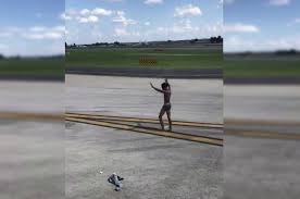 Пътник изскочи от самолет и гол бяга по пистата (ВИДЕО)