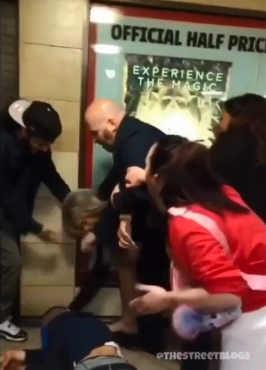 Шокиращо ВИДЕО! Британки подивяха и пребиха младеж в лондонското метро