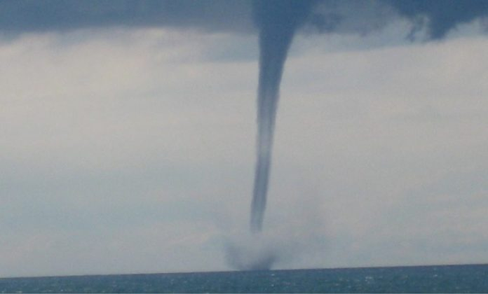 Туристи заснеха уникално явление в бурята до остров Серифос (СНИМКА)