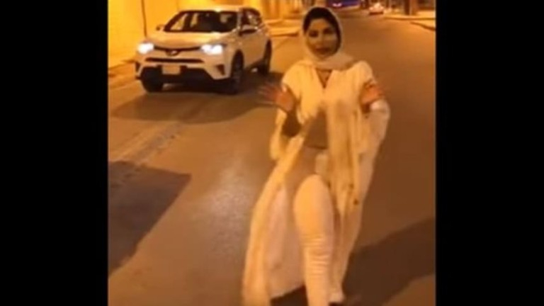 ТВ водеща избяга от Саудитска Арабия, погнаха я за "неприлично" облекло (СНИМКА)