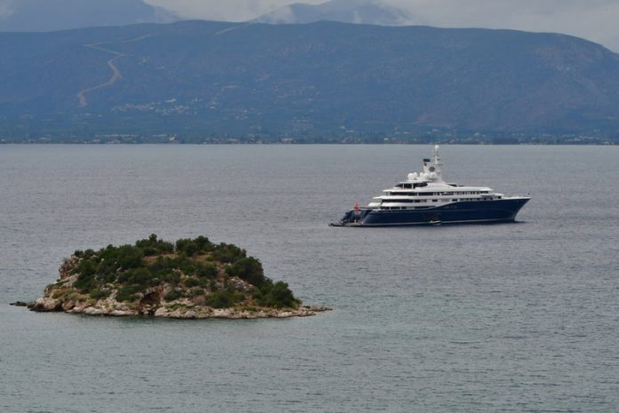 Шейхът на Катар пристигна с луксозната си яхта в Нафплион (СНИМКИ/ВИДЕО)