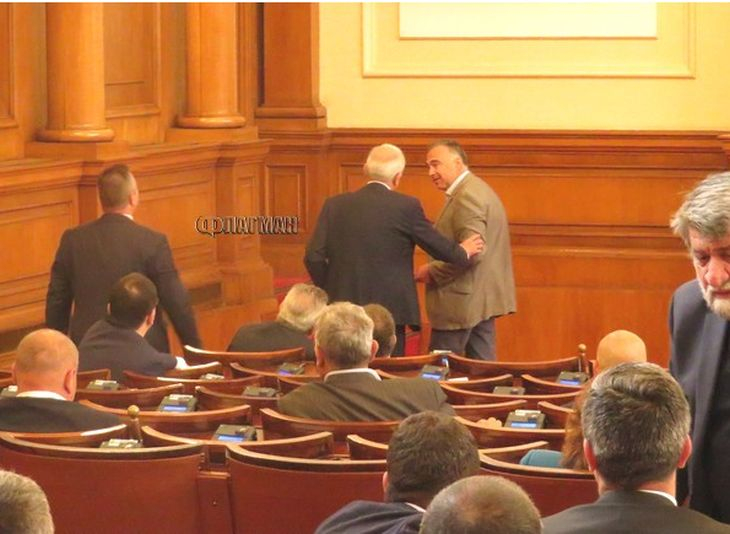 Нов просташки скандал в парламента: Депутати на косъм от ръкопашен бой (СНИМКИ)