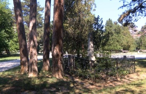 Отвратително: Вандали поругаха гроба на Венета Ботева в Търново (СНИМКИ)