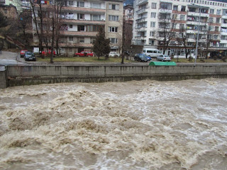 Воден апокалипсис в Смолян! Река Черна преля и стана страшно! (СНИМКИ)