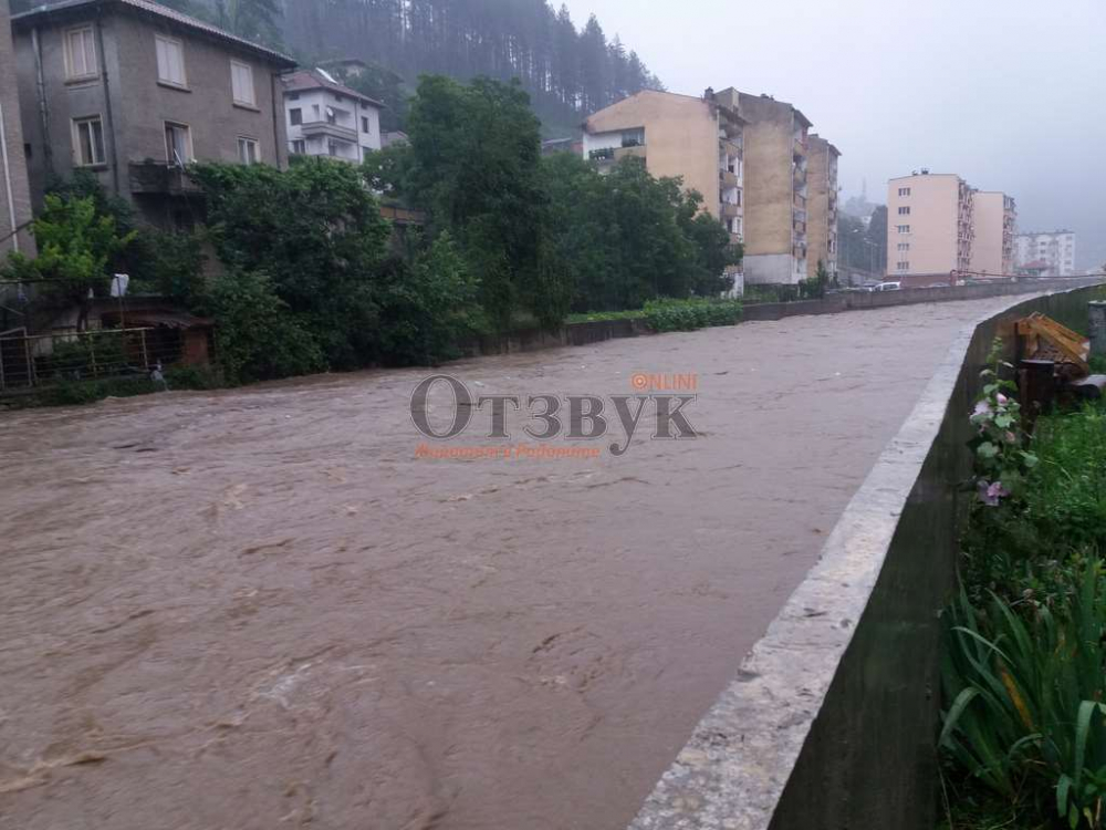 Воден апокалипсис в Смолян! Река Черна преля и стана страшно! (СНИМКИ)