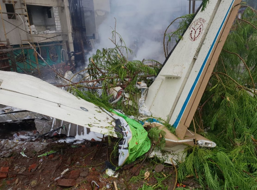 Самолет се разби в Мумбай и осея бизнес квартал с огнени отломки - има загинали (СНИМКИ/ВИДЕО)