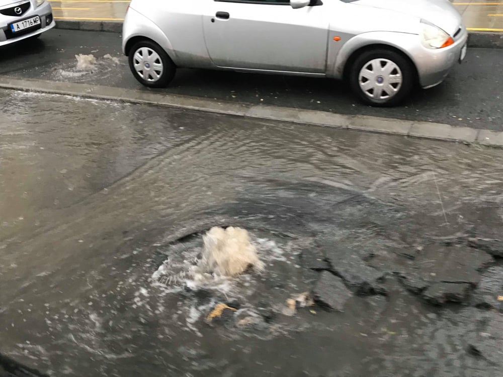 Вижте как поройният дъжд наводни Бургас (СНИМКИ)