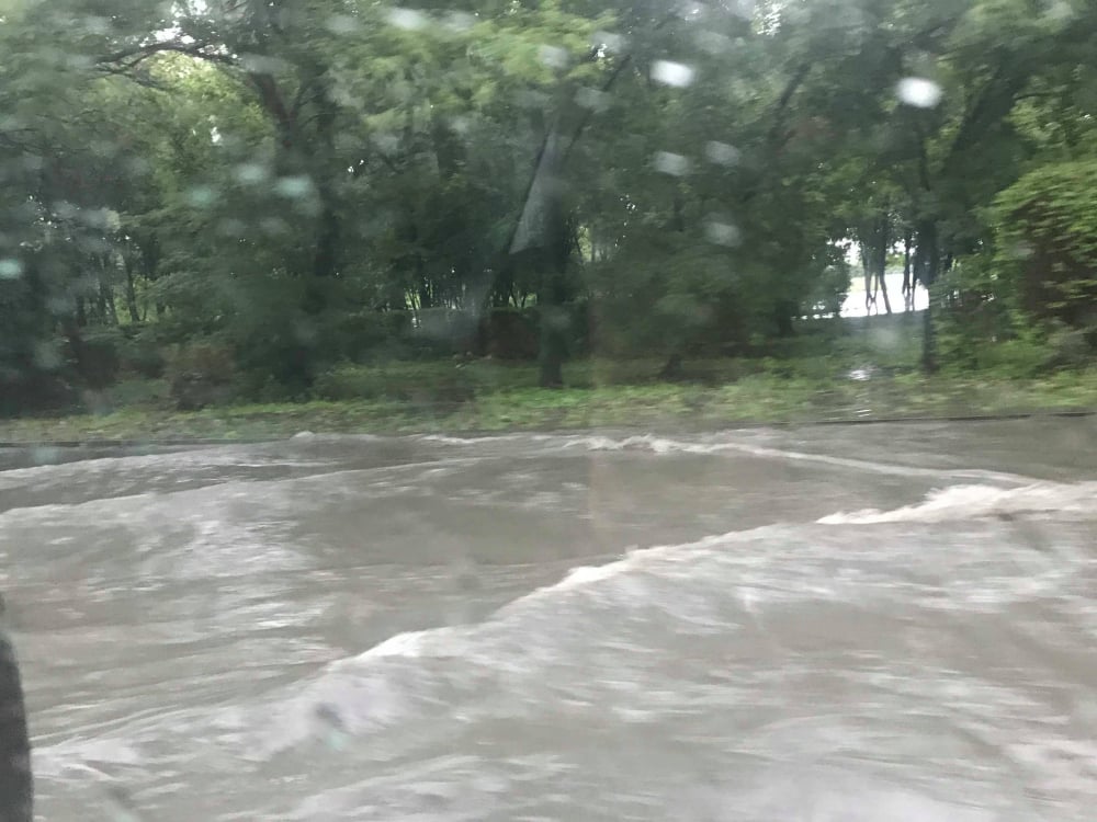 Вижте как поройният дъжд наводни Бургас (СНИМКИ)