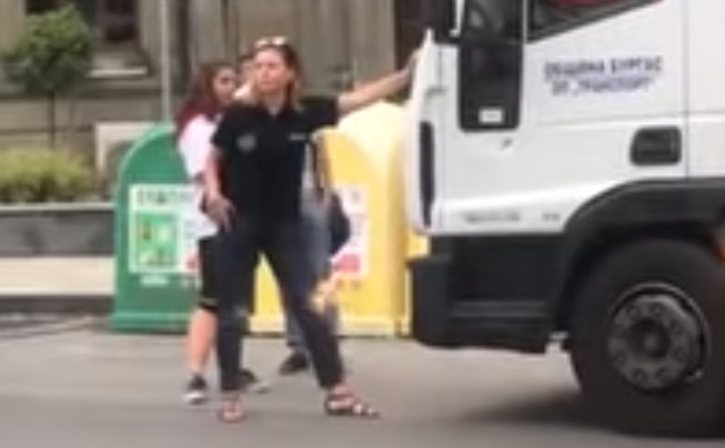 Руса митничарка скочи с гърди да брани колата си от паяк в Бургас и вдигна бесен скандал (ВИДЕО)