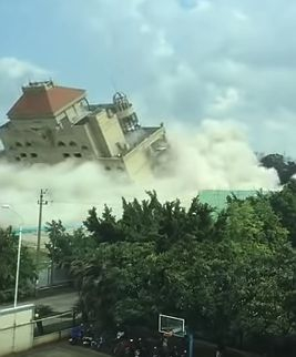 Лъскав 15-етажен хотел рухна като къща от карти (ВИДЕО)