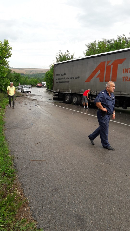Шофьор на бус се заби челно в молдовски ТИР и се случи най-лошото (СНИМКИ 18+)
