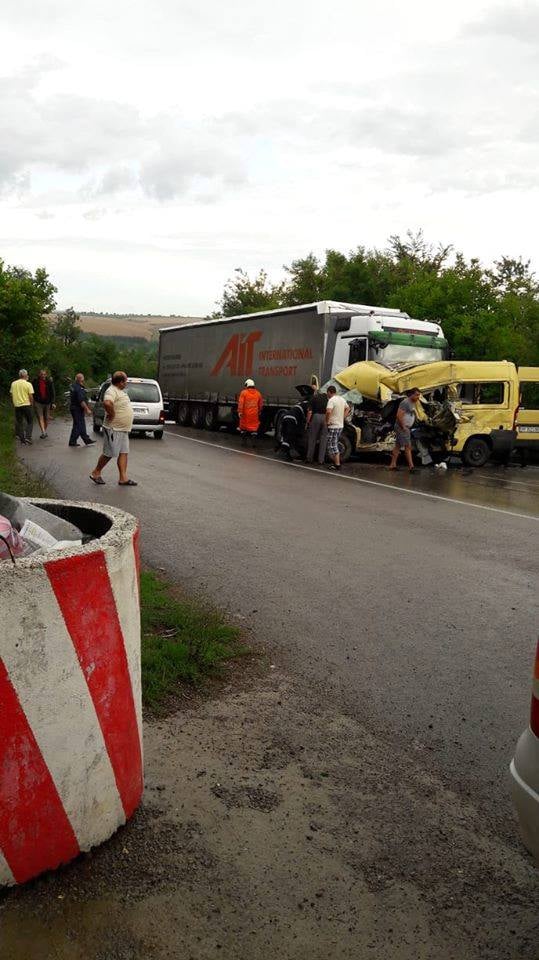 Шофьор на бус се заби челно в молдовски ТИР и се случи най-лошото (СНИМКИ 18+)