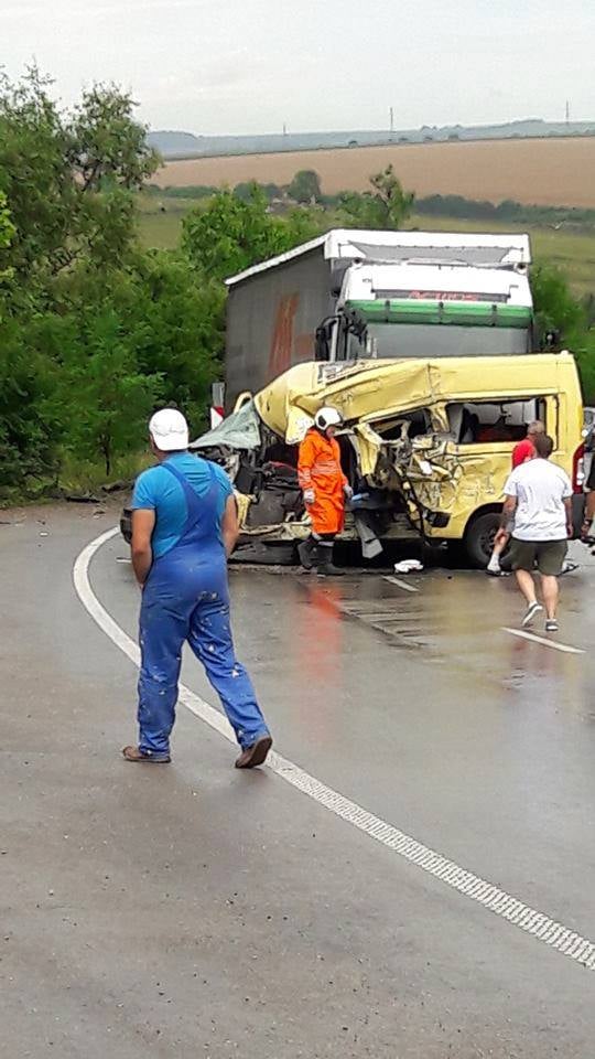 Шофьор на бус се заби челно в молдовски ТИР и се случи най-лошото (СНИМКИ 18+)