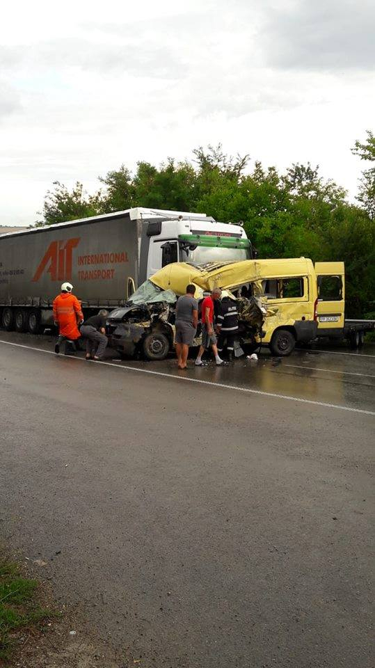 Шофьор на бус се заби челно в молдовски ТИР и се случи най-лошото (СНИМКИ 18+)