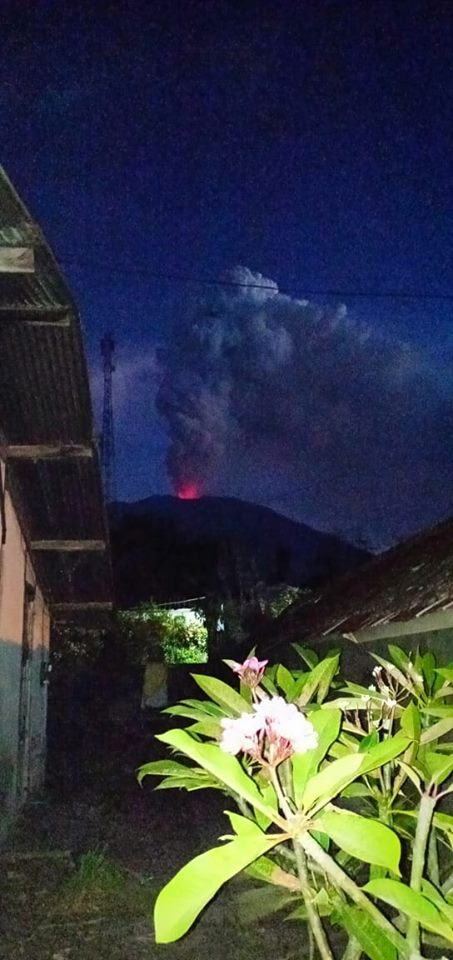 Отложиха десетки полети заради изригнал вулкан на остров Бали, стотици туристи са в капан (СНИМКИ/ВИДЕО)