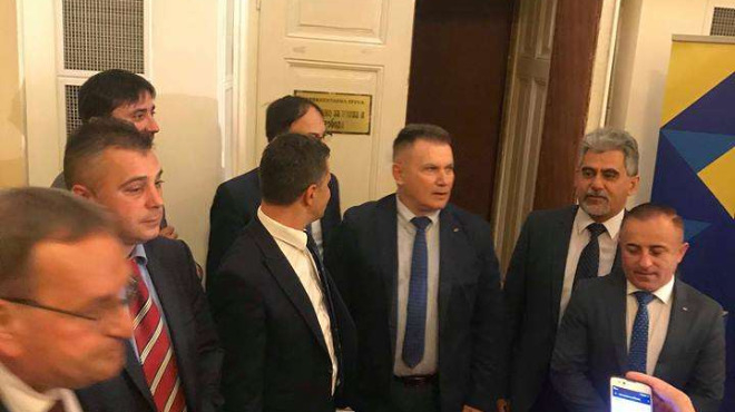 ВМРО нахлуха в стаята на ДПС и стана много интересно