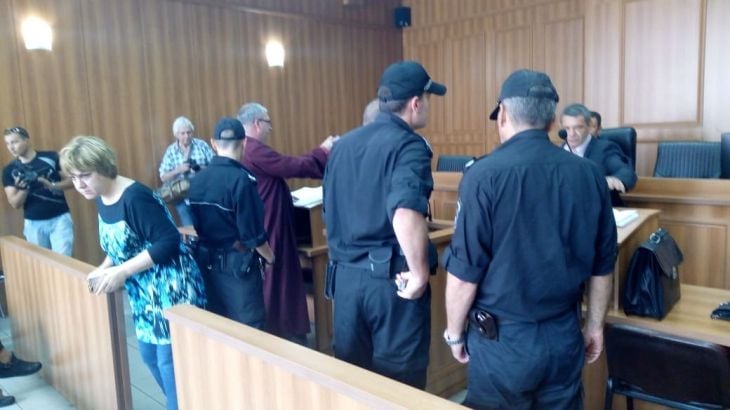 Беглецът от полицията в Пловдив пристигна окован в белезници в съда, опита да скрие... (СНИМКИ)
