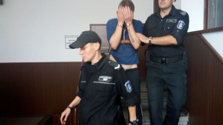 Беглецът от полицията в Пловдив пристигна окован в белезници в съда, опита да скрие... (СНИМКИ)