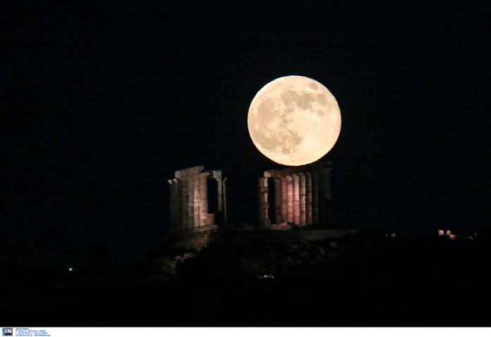 Ягодова луна озари стария храм на Посейдон