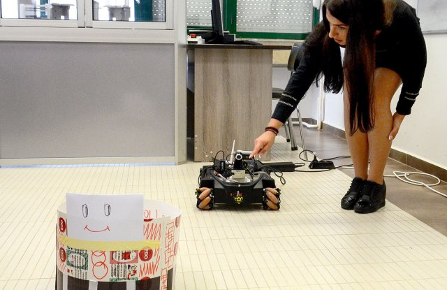 Красивата пловдивска студента Божидара изобрети робот, който може да шашне света! Творението й струва около 30 хиляди евро (СНИМКИ)