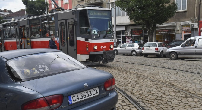 Наглец със стар таралясник блокира движението на трамваите до Женския пазар в София (СНИМКИ)