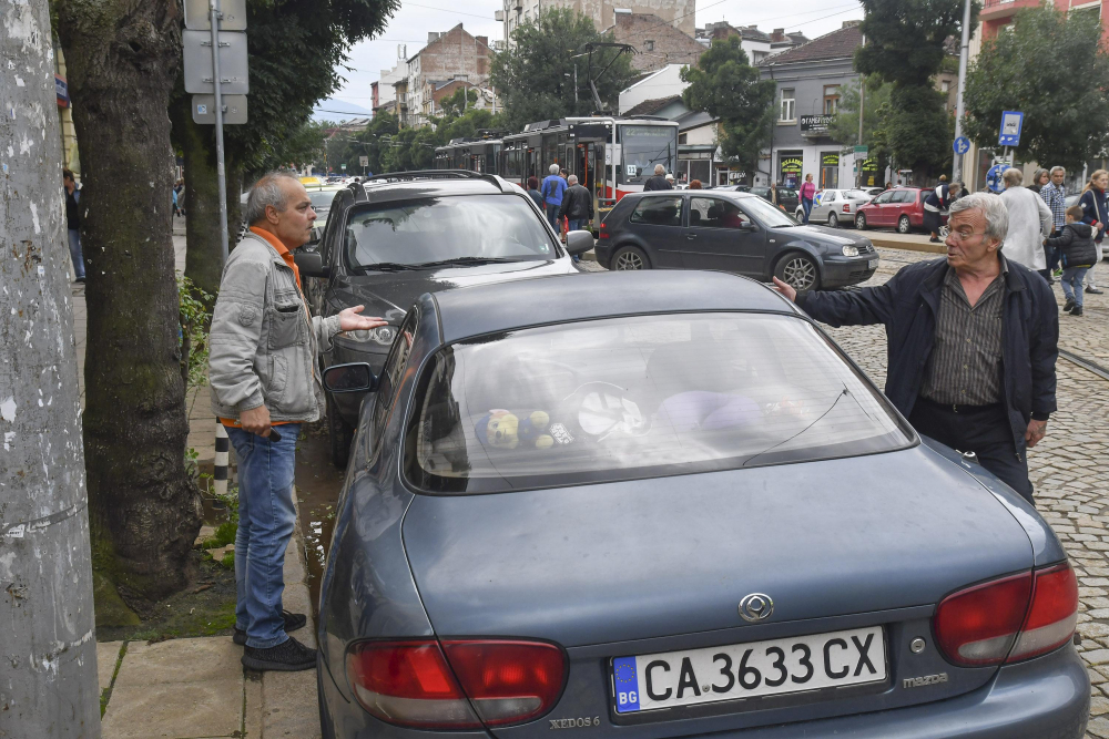 Наглец със стар таралясник блокира движението на трамваите до Женския пазар в София (СНИМКИ)