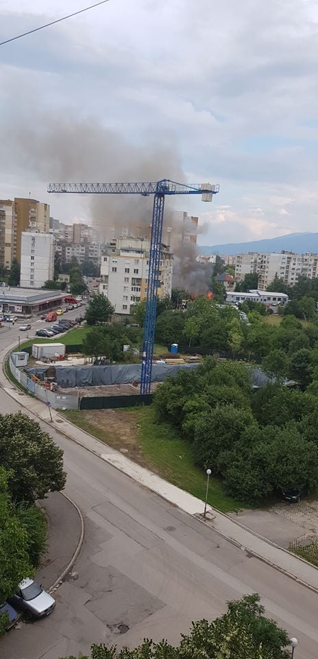 Извънредно и първо в БЛИЦ! Голям пожар избухна в столичния "Надежда" 6, страшно е! (СНИМКИ/ВИДЕО)