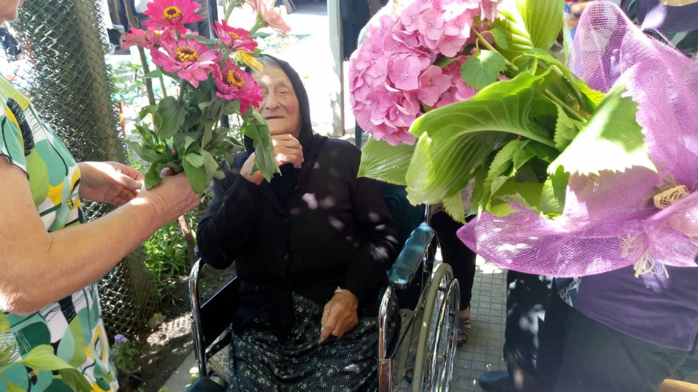 103-годишната баба Гена разкри пред БЛИЦ TV как трябва да се храним, за да доживеем толкова години 