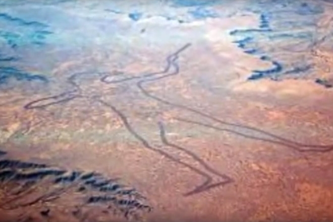 Една от най-големите загадки в Австралия! Всички се чудят как се е появила тази огромна фигура на мъж в пустинята (ВИДЕО)