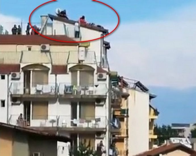 Балконинг: Поляк се е накъркал като казак и легнал на покрива на хотел в Приморско и изкарал акъла на полицията