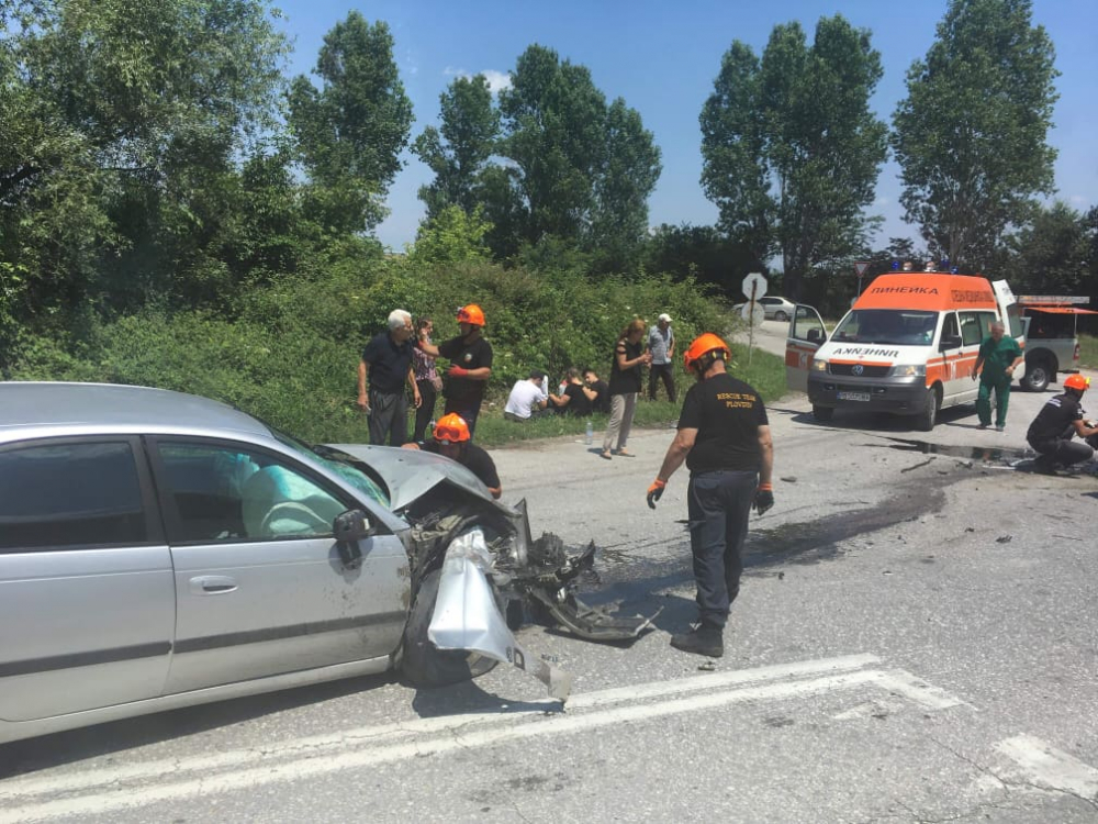 Адско меле край Пловдив - две коли са брутално смазани! (СНИМКИ)
