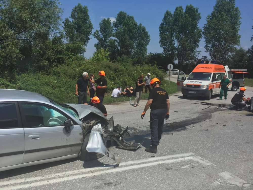 Адско меле край Пловдив - две коли са брутално смазани! (СНИМКИ)