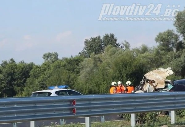 Гледката на магистрала "Тракия" е страшна: Половината от колата ковчег липсва, а за загиналата жена се появи криминална информация (СНИМКИ 18+)