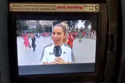 Фен разгневи журналистка с целувка директно в ефир (ВИДЕО)