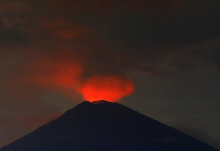 Ужасът се завърна: Вулканът Агунг в Бали отново изригна мощно