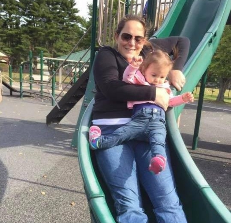Майка сподели ужасяваща СНИМКА, доказваща защо родителите не трябва да се пускат по пързалката с децата си