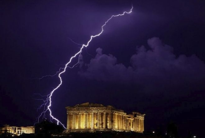 100 хиляди мълнии са ударили Гърция за един месец, двама загинаха