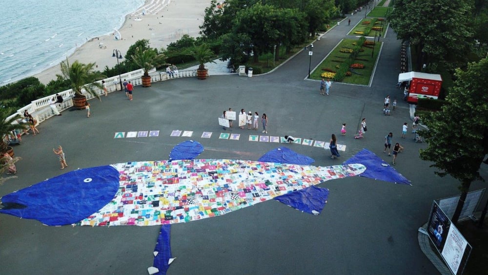 Бургас отбеляза международния ден без пластмасови торбички с 25 метрова риба от пликове