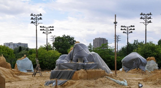 Дъжд отлага откриването на Фестивала на пясъчните фигури в Бургас