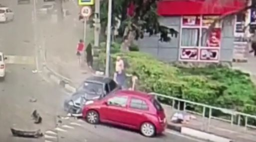 Шофьорът, който гази хора в Сочи, заспал зад волана, колата му помита пешеходците като кегли (СТРАХОВИТО ВИДЕО)